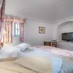 Lawrences Hotel